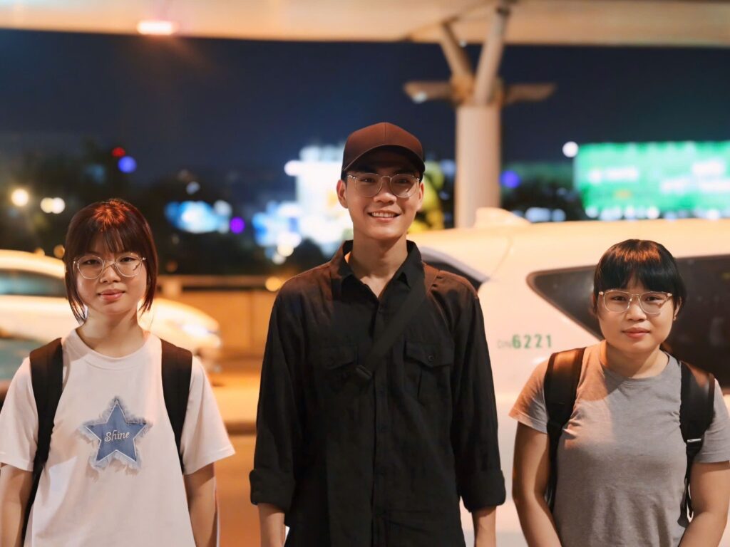 Tống Thị Trà My (ngoài cùng bên phải)