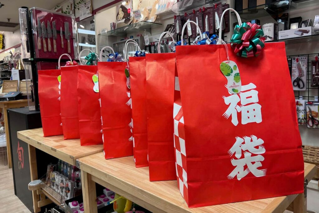 Mua túi may mắn Fukubukuro (福袋)