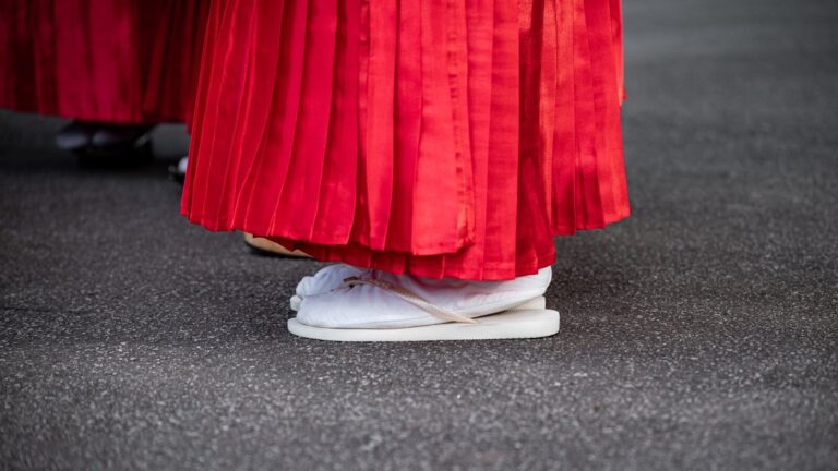 Close-up of traditional Japanese footwear and red hakama worn during an event in Buenos Aires.