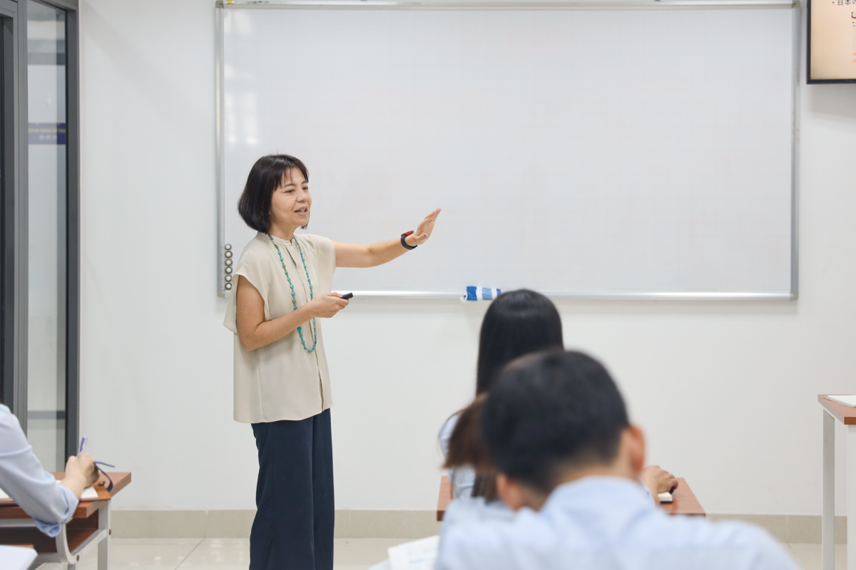 Chuyên gia Kurita Emiko chia sẻ tại buổi tập huấn giáo trình Marugoto Nhật Ngữ Tâm Việt