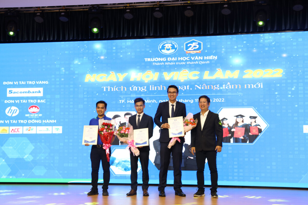 Đại diện Nhật Ngữ Tâm Việt nhận bằng kỷ niệm tại Ngày Hội Việc Làm Đại học Văn Hiến