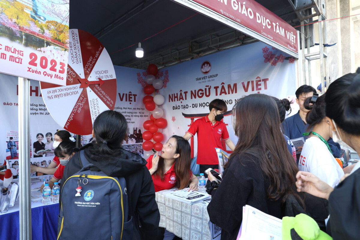Sinh viên Đại học Văn Hiến tham gia hoạt động tại gian hàng Nhật Ngữ Tâm Việt