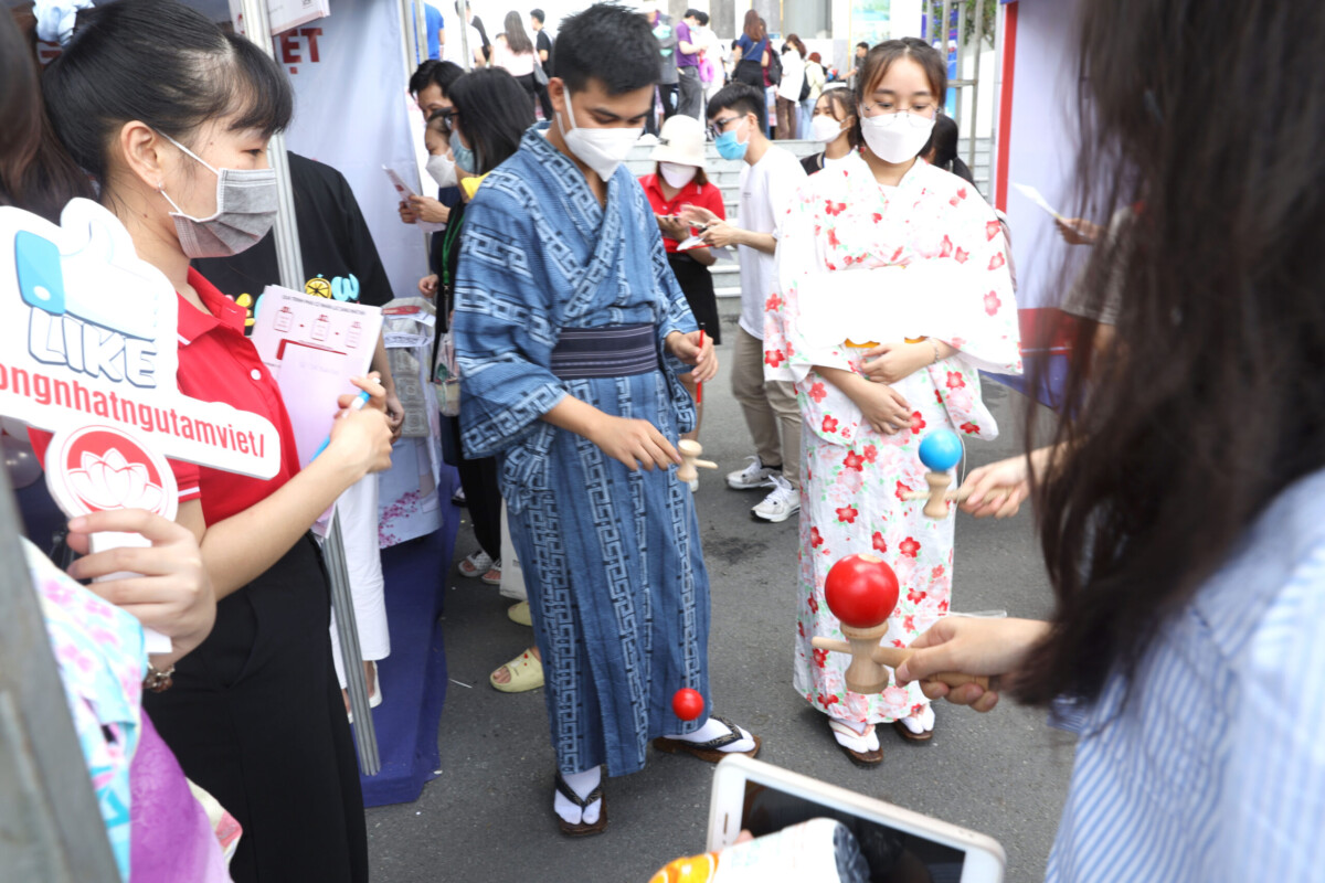 Sinh viên Văn Hiến trải nghiệm trò chơi Kendama tại gian hàng Tâm Việt
