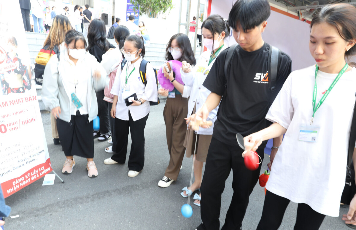 Các bạn trẻ thích thú với trò chơi Kendama truyền thống Nhật Bản
