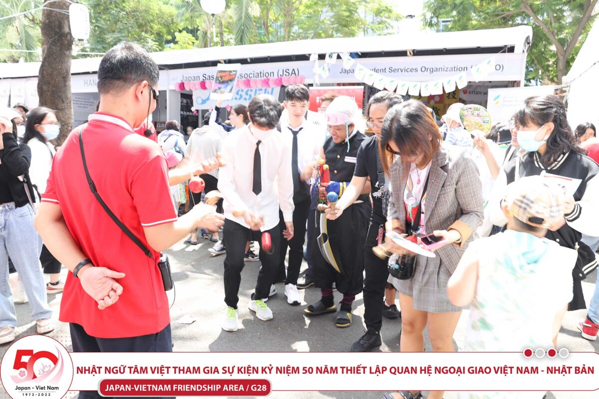 Khách tham quan trải nghiệm trò chơi Kendama tại gian hàng Tâm Việt