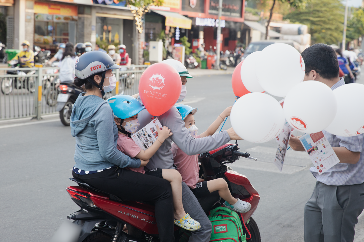 Nụ cười học viên khi nhận quà bong bóng