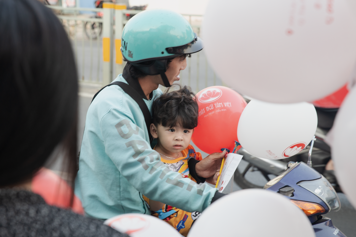 Học viên vui vẻ với quà tặng bong bóng Tâm Việt