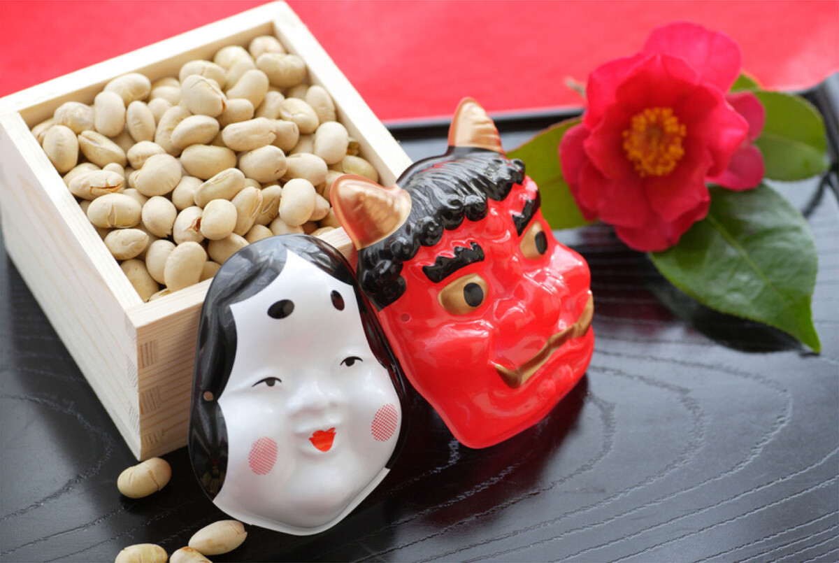 Đậu nành rang Fuku Mame và mặt nạ quỷ Oni trong lễ hội Setsubun Nhật Bản