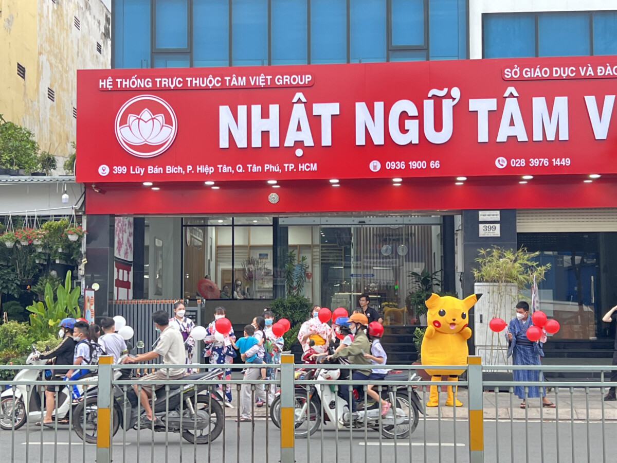 Sự kiện hoạt náo tặng bong bóng kèm voucher tại Trung Tâm Nhật Ngữ Tâm Việt ngày 06/10 và 07/10 2 Các em nhỏ nhận bong bóng và voucher học tiếng Nhật