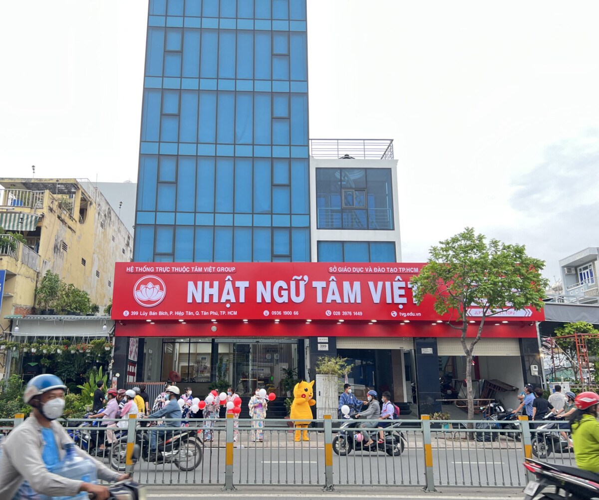 Sự kiện hoạt náo tặng bong bóng kèm voucher tại Trung Tâm Nhật Ngữ Tâm Việt ngày 06/10 và 07/10 3 Không khí vui tươi sự kiện tặng bong bóng Tâm Việt