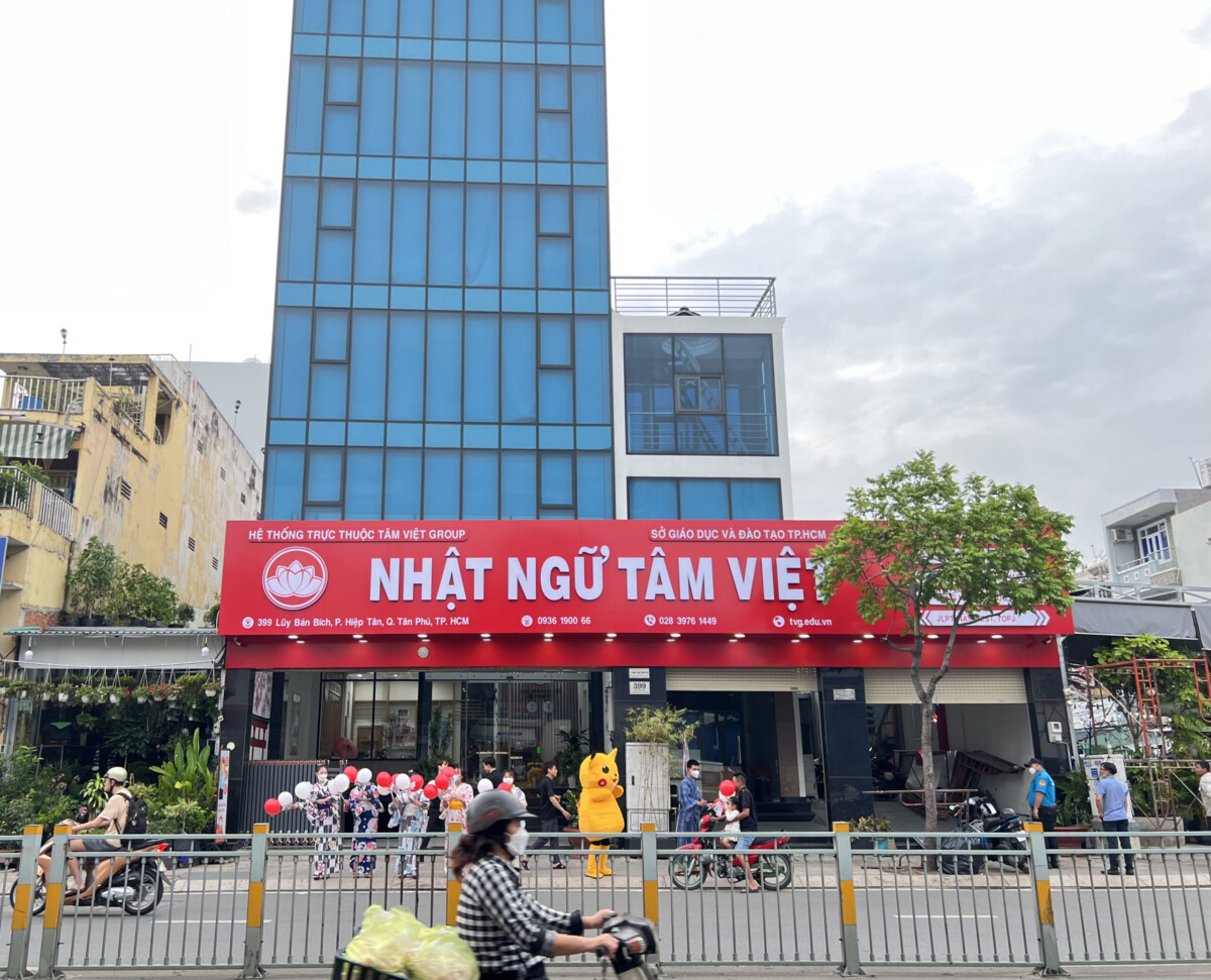 Sự kiện hoạt náo tặng bong bóng kèm voucher tại Trung Tâm Nhật Ngữ Tâm Việt ngày 06/10 và 07/10 9 Không khí sôi nổi hoạt náo bong bóng Tâm Việt