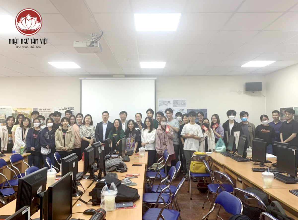 TS. Dương Văn Bình chụp ảnh kỷ niệm cùng sinh viên Đại học Kiến trúc TP.HCM