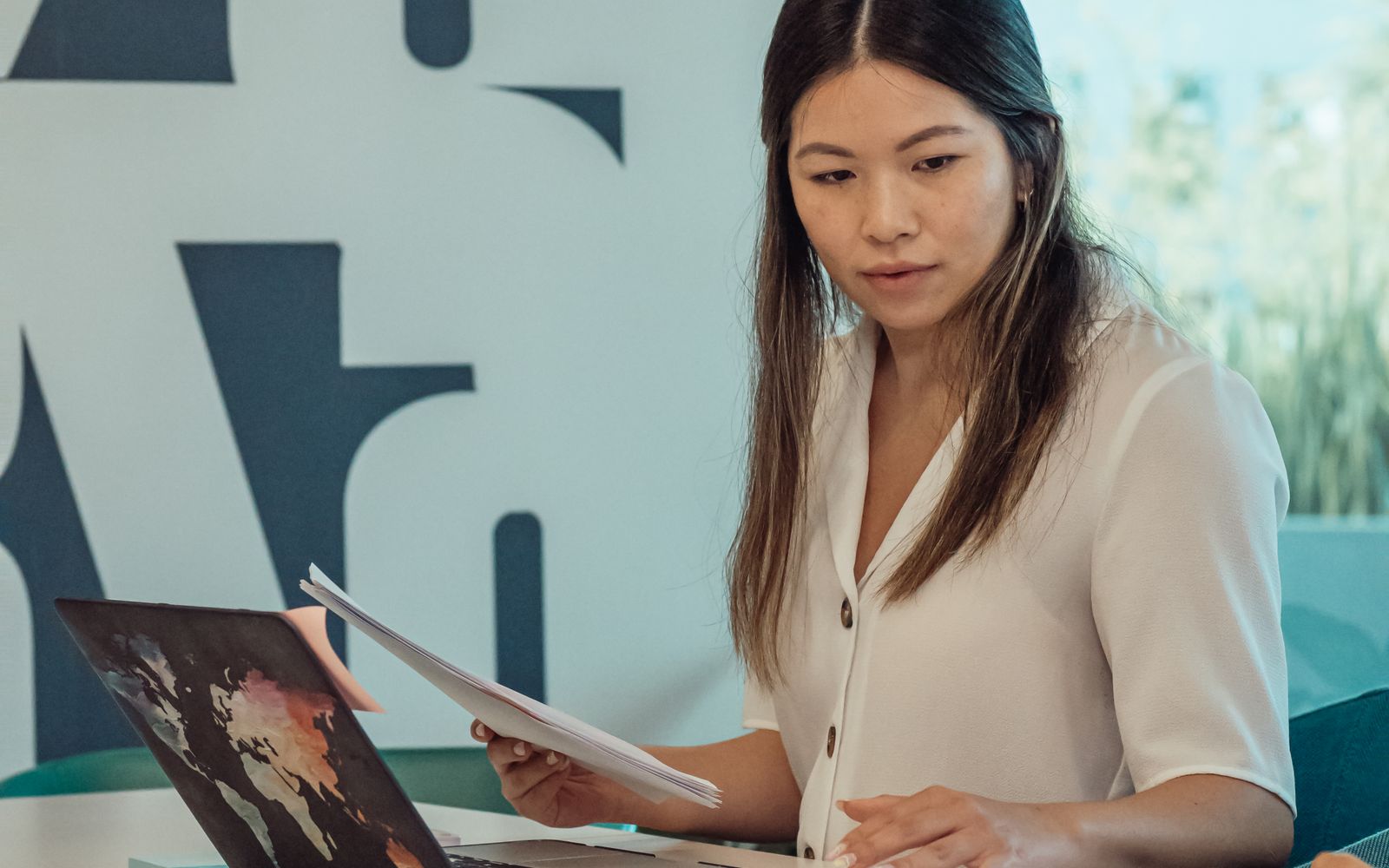 Hồ sơ xin visa du học Nhật Bản 2026 cần những gì? Checklist sau COE 5 Người đang rà soát giấy tờ tại bàn làm việc trước khi hoàn thiện hồ sơ