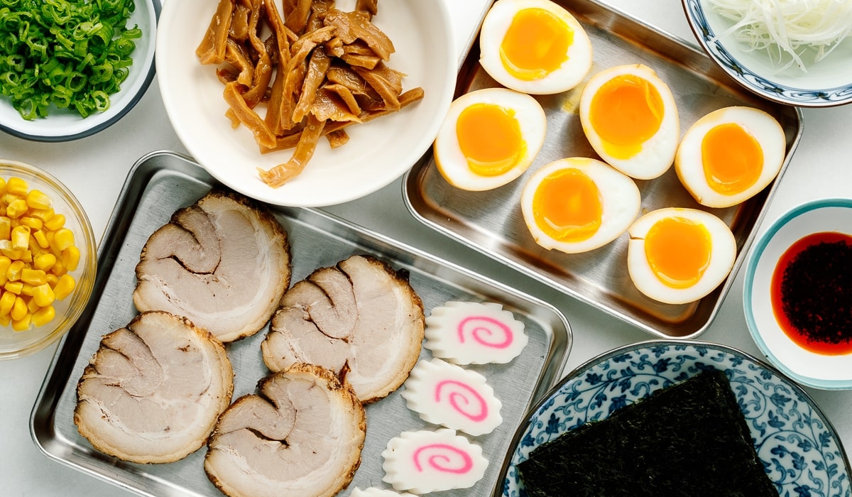 Đồ ăn kèm với ramen vô cùng phong phú