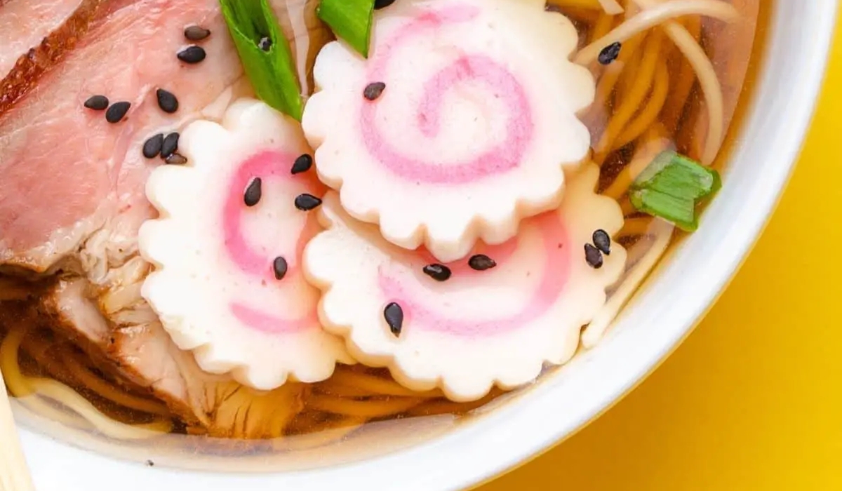 Chả cá trong ramen có màu sắc sặc sỡ và hấp dẫn