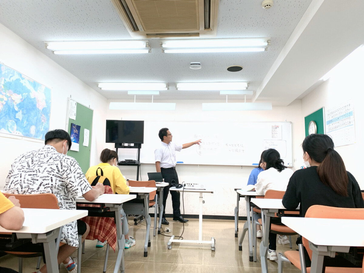 Sinh viên tìm hiểu chương trình du học Nhật Bản bằng tiếng Anh