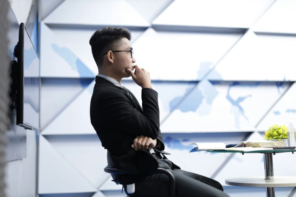 Có nên đi du học Nhật Bản hiện nay? Lợi ích và rủi ro 3 man in black long sleeve shirt sitting on black chair