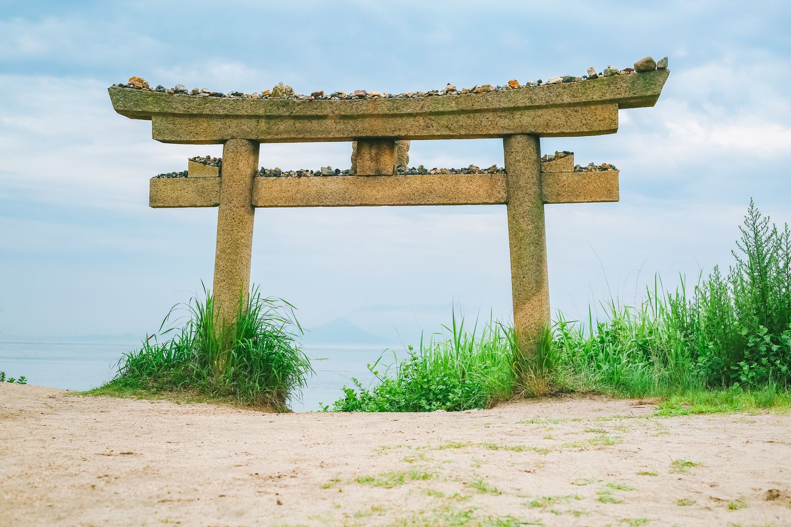12 địa điểm du lịch Nhật Bản theo mùa đáng khám phá 4 Cổng torii đá bên bờ biển trên đảo Naoshima, Kagawa, Nhật Bản
