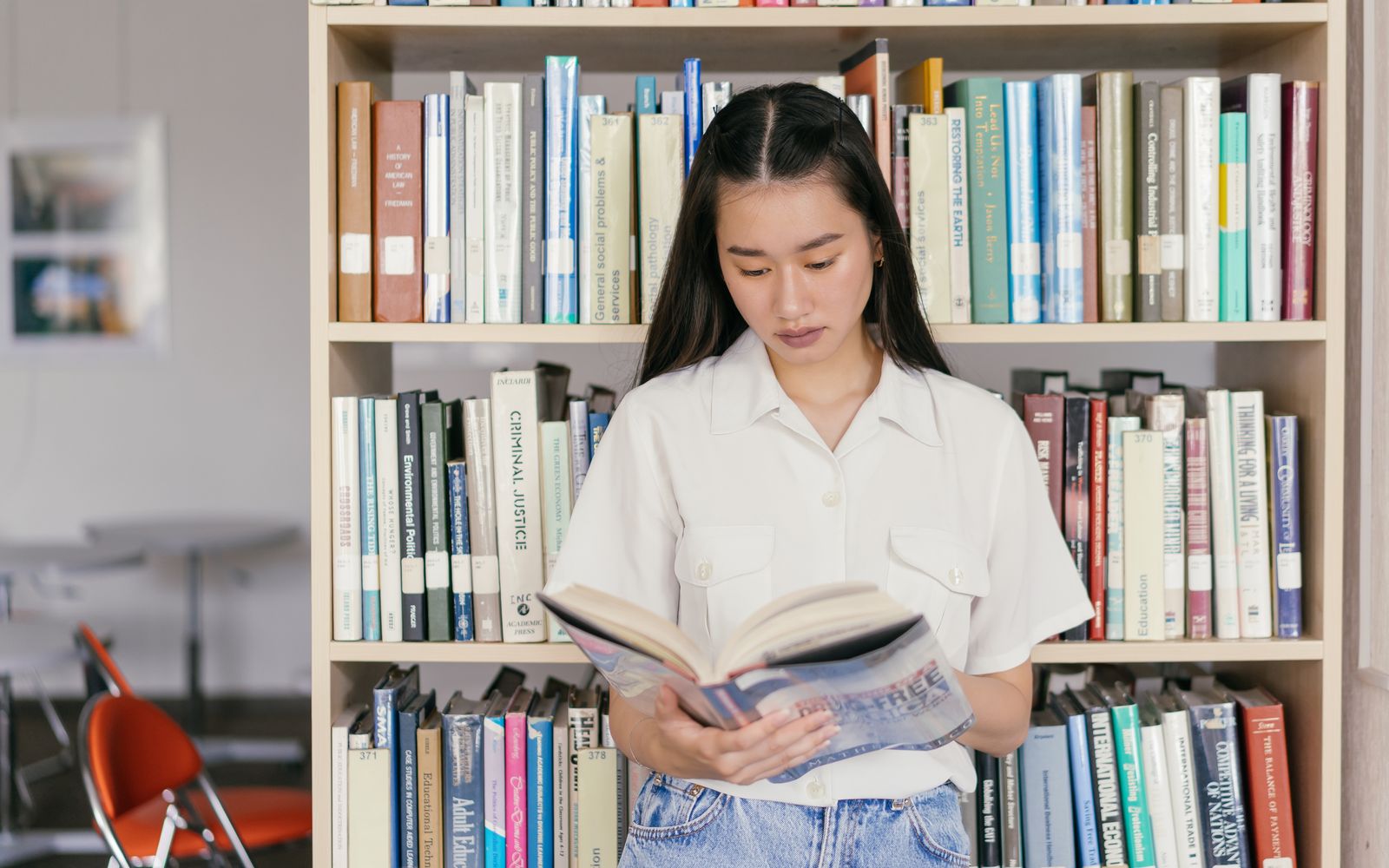 Cách học Kanji trong câu: phương pháp 1–3–3 để đọc nhanh hơn 4 Học viên châu Á đọc sách trong thư viện để luyện nhận Kanji trong câu