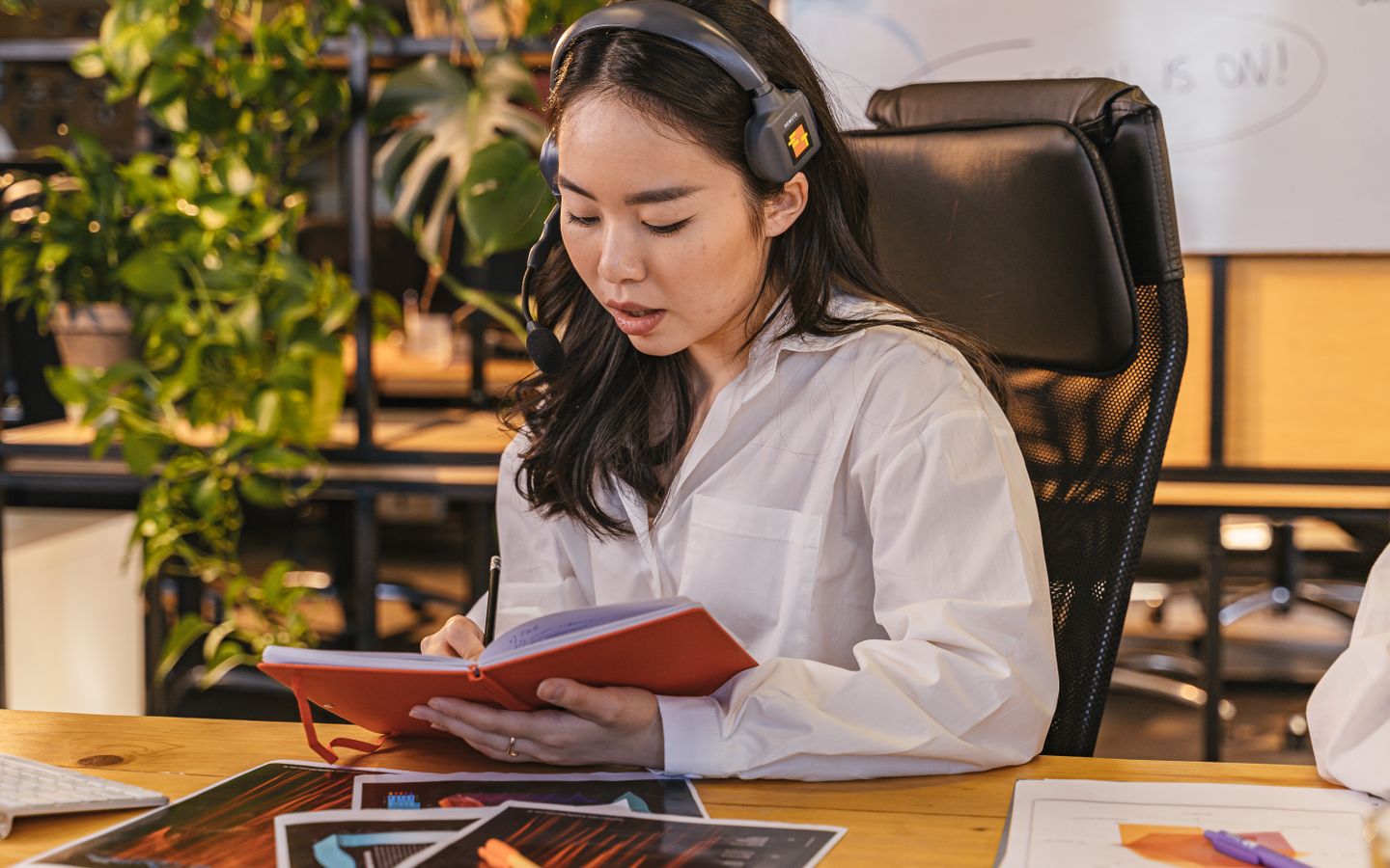 Cách shadowing tiếng Nhật 15 phút: quy trình theo tầng cho người mới 4 Người học châu Á dùng tai nghe có mic và ghi chú khi luyện bám âm, nhịp và ngữ điệu.