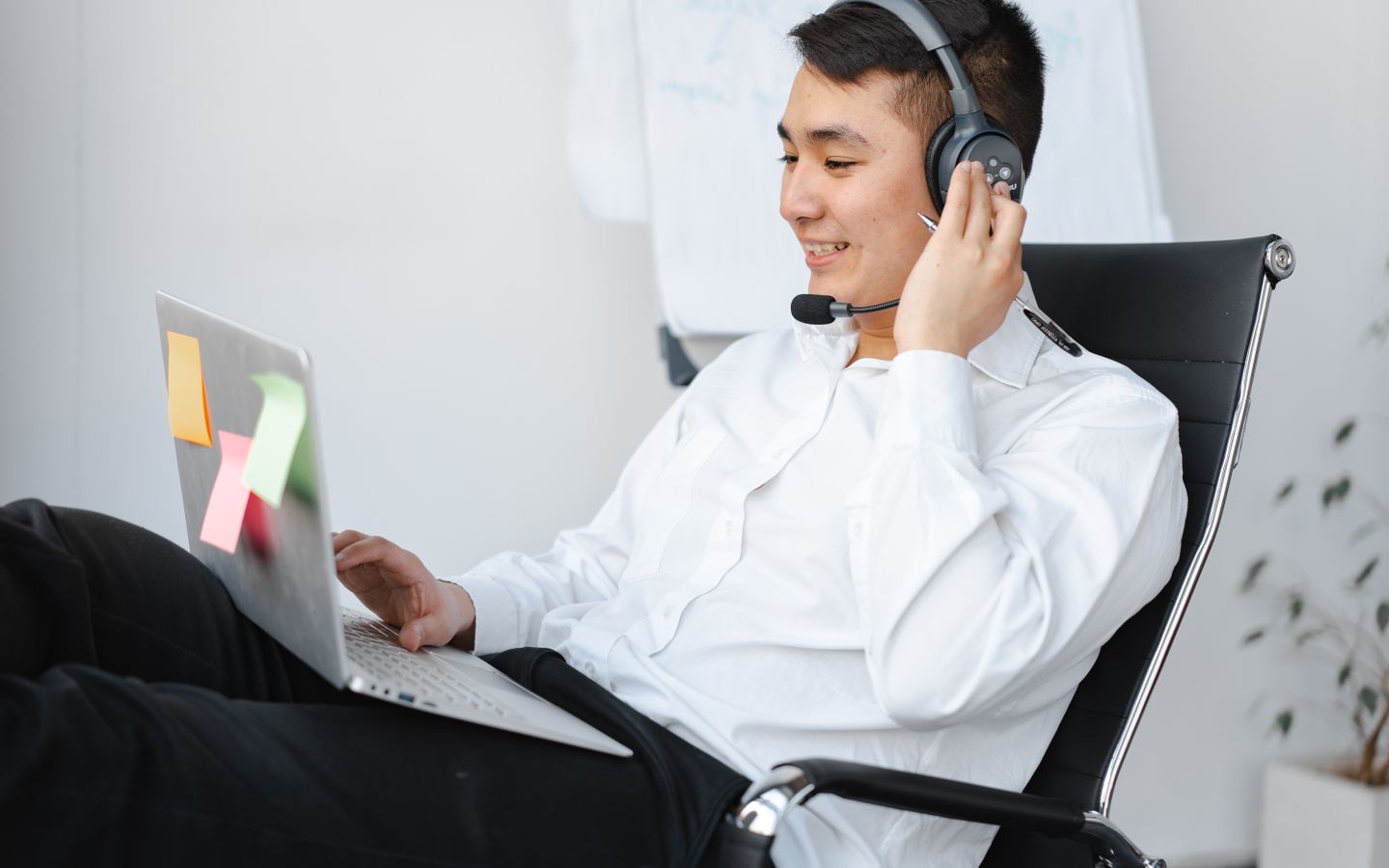 Cách shadowing tiếng Nhật 15 phút: quy trình theo tầng cho người mới 5 Người học châu Á dùng máy tính và tai nghe có mic để ghi âm, nghe lại và tự sửa khi shadowing.