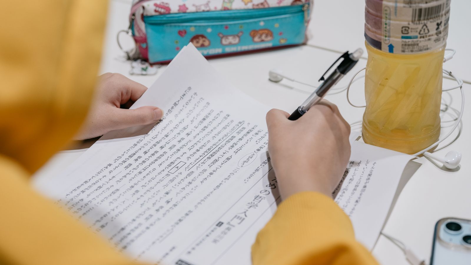 Người học đọc và ghi chú trên tài liệu tiếng Nhật