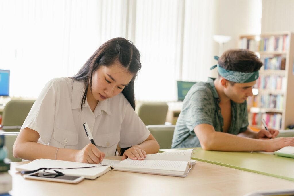 7 lý do nên học tiếng Nhật: Lợi ích thực tế và cách bắt đầu 2 Sinh viên châu Á tập trung học tập trong thư viện