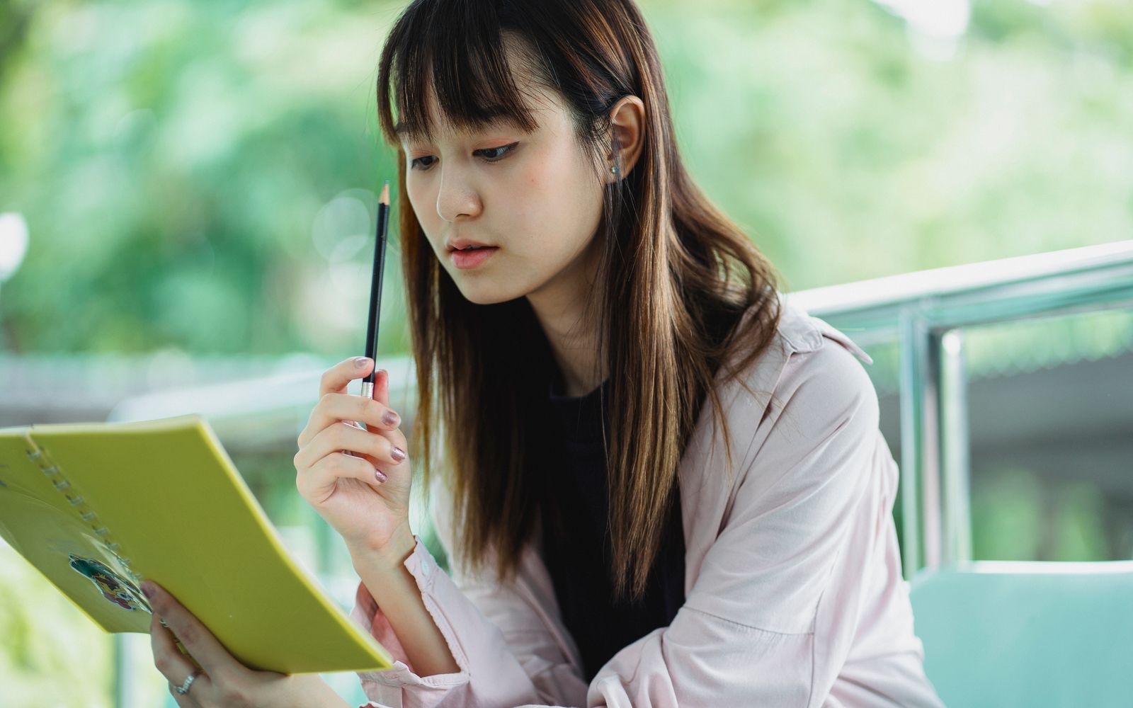 Mất gốc tiếng Nhật: Kiểm tra từ đâu và học lại trong 14 ngày 3 Người học thực hiện kế hoạch học lại tiếng Nhật bằng sổ và bút