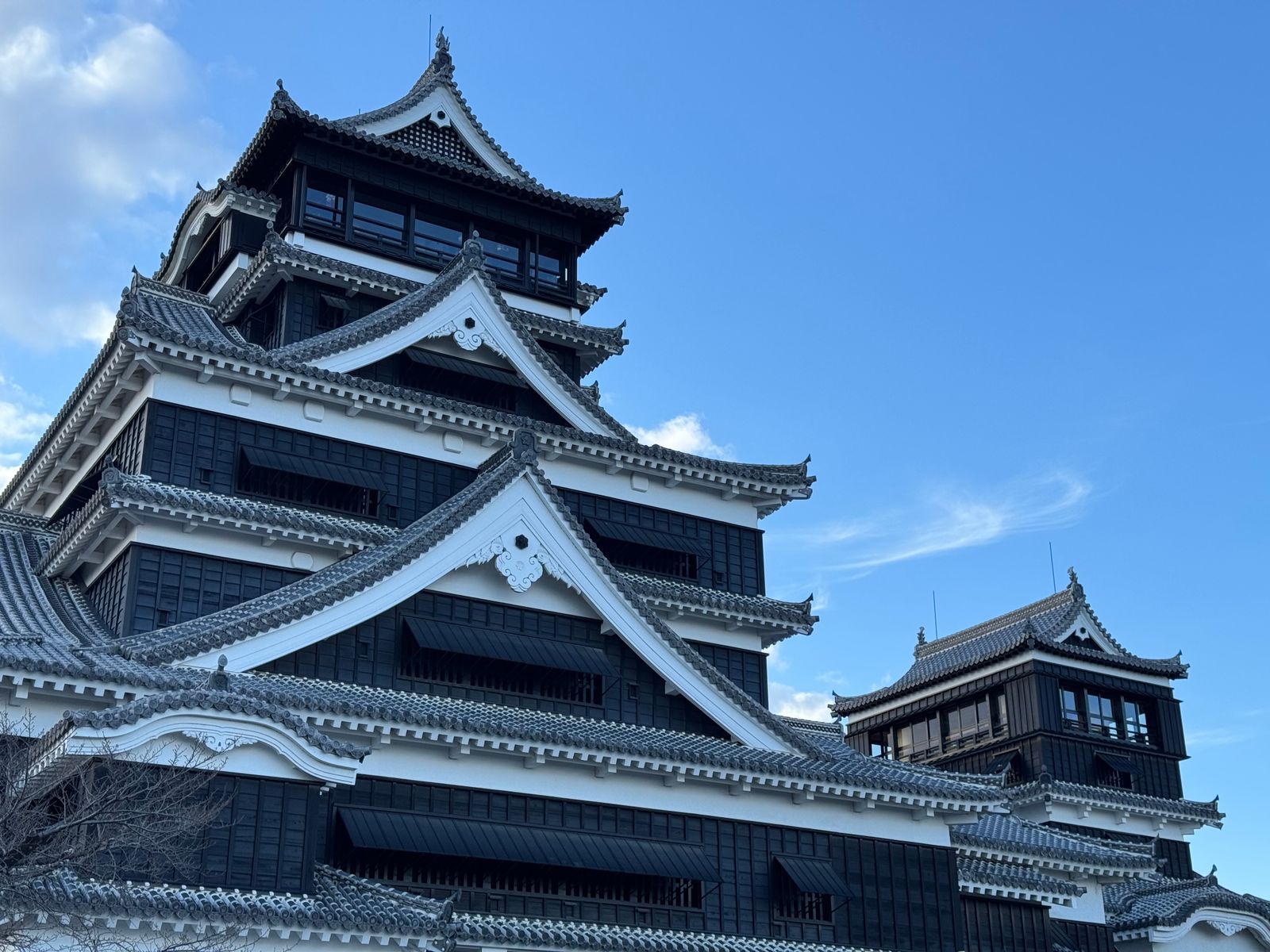 12 địa điểm du lịch Nhật Bản theo mùa đáng khám phá 2 Lâu đài Kumamoto với kiến trúc thành Nhật Bản dưới trời xanh