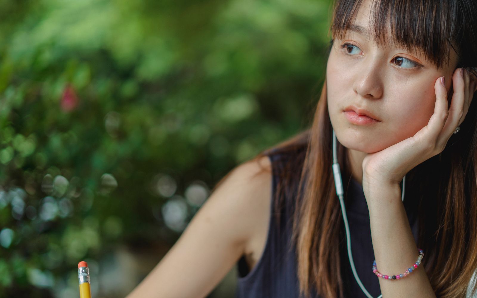 Mất gốc tiếng Nhật: Kiểm tra từ đâu và học lại trong 14 ngày 2 Người học đeo tai nghe để luyện nghe tiếng Nhật