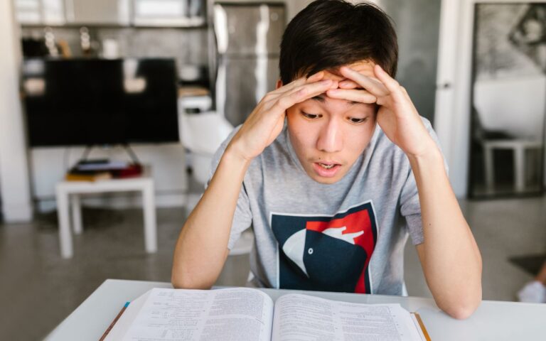 Người học căng thẳng trước sách khi bị mất gốc tiếng Nhật