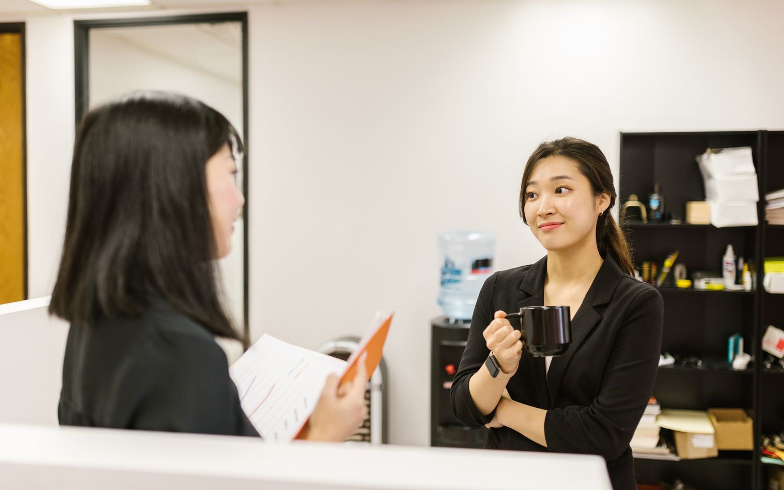 Không nghe rõ tiếng Nhật: 4 cách hỏi lại lịch sự ở lớp và chỗ làm 2 Hai đồng nghiệp châu Á trao đổi trong văn phòng
