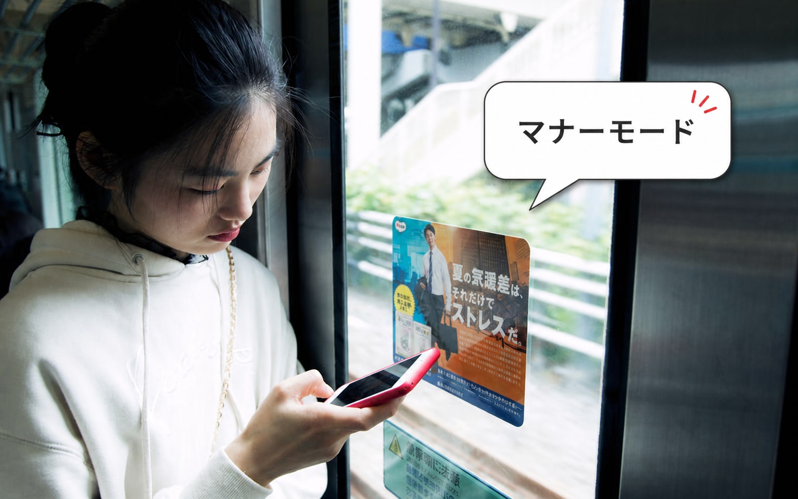 Hành khách bật chế độ im lặng khi dùng điện thoại trên tàu
