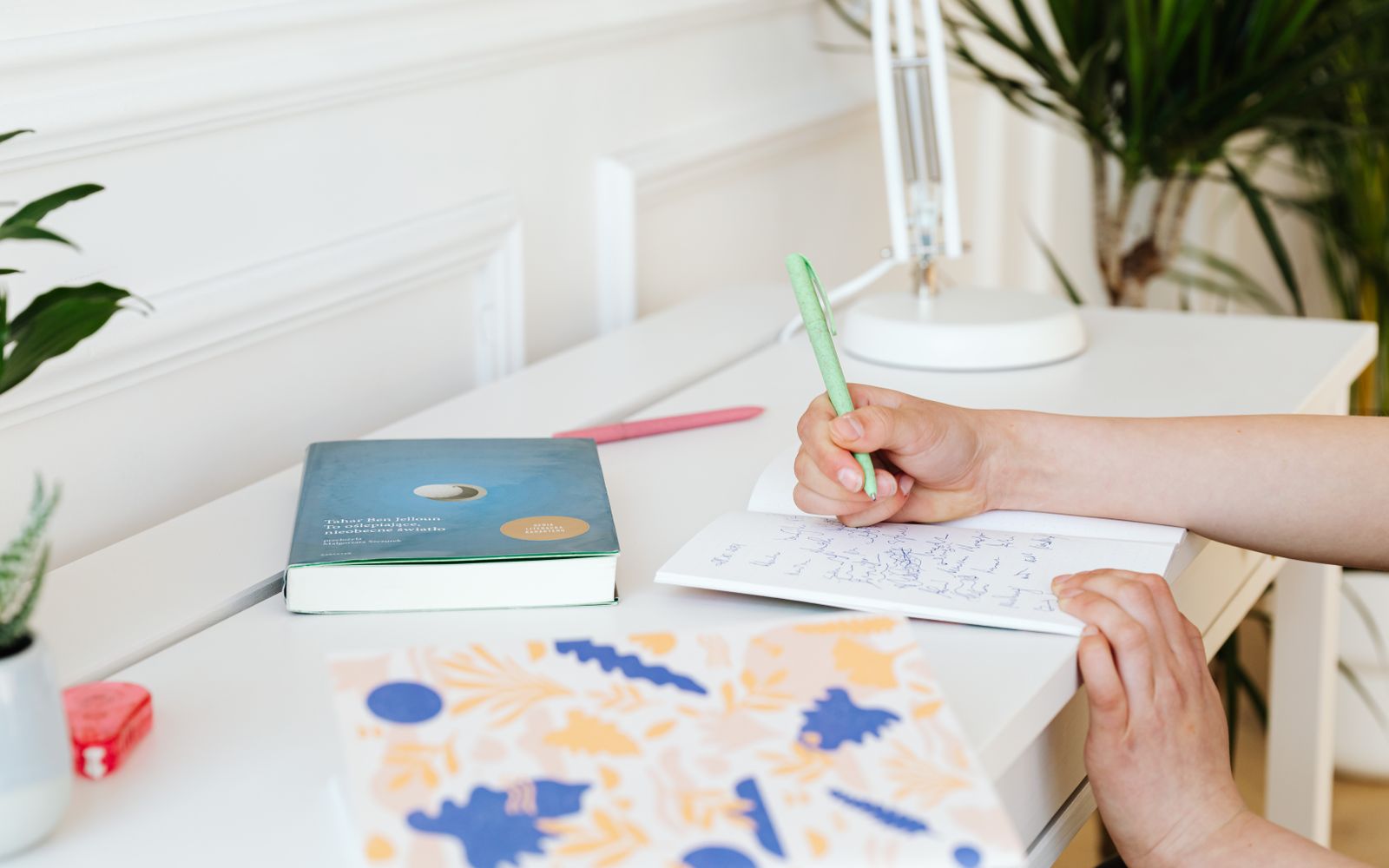 Cách học bảng chữ cái tiếng Nhật nhanh nhớ: Hiragana & Katakana trong 7 ngày 1 Bàn học với vở ghi chép, minh họa việc ôn bảng chữ cái tiếng Nhật theo nhóm nhỏ.